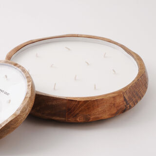 Homez oud and musk scented candle in medium wooden tray