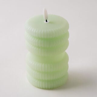 شمعة عمودية من هومز بنمط منقوش 8*12سم، أخضر