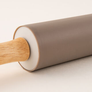 "Alberto silicone rolling pin with wooden handle, brown