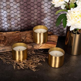 شمعة معطرة برائحة العود