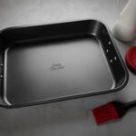 Betty Crocker Non Stick Roaster Pan With Handles image number 1