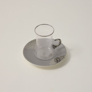 دلتي طقم أكواب شاي وفناجين قهوة سعودية زجاج وبورسلان رمادي 18 قطعة