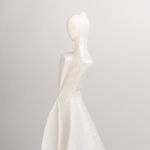 Homez off white resin woman sculpture 11.6*9.2*31.5 cm image number 3