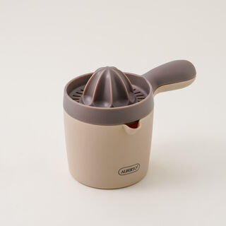 Alberto citruss juicer with plastic green handle