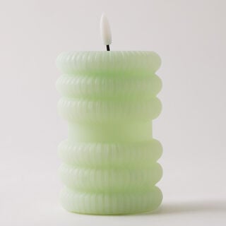 شمعة عمودية من هومز بنمط منقوش 8*12سم، أخضر