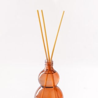 معطر زجاجي بعطر العود بني