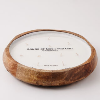 Homez oud and musk scented candle in medium wooden tray