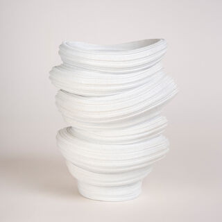 Off white resin ribbed vase 26.7*24.5*32.6 cm