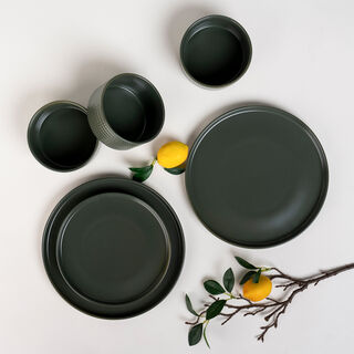 La Mesa green porcelain 18 pc dinner set