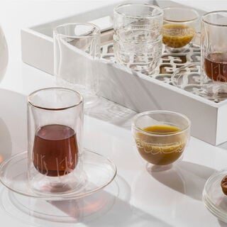 طقم شاي وقهوة تصميم الخط العربي 18 قطعة بطبقة مزدوجة  لون أبيض 