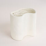 Homez off white resin plant pot 26.7*19*23.8 cm image number 2