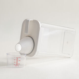 Pentola plastic grains dispenser with spout and cup 2.3L
