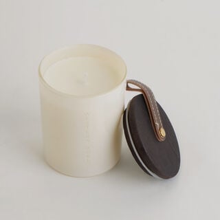 Homez tuscan leather scented candle in jar 198g