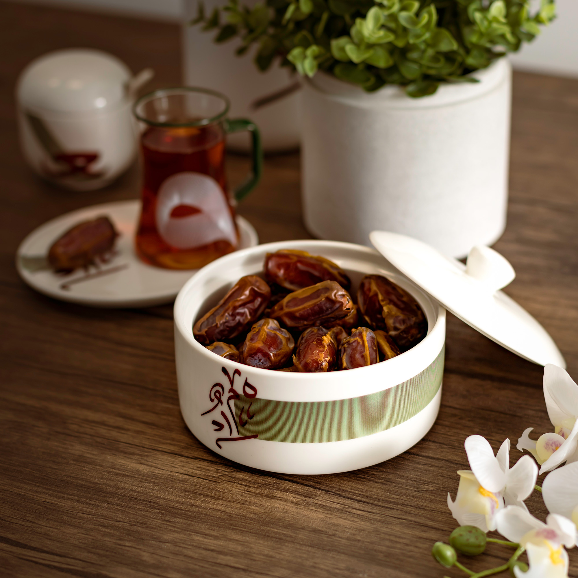 

Dallaty white porcelain date bowl with lid 13*9 cm