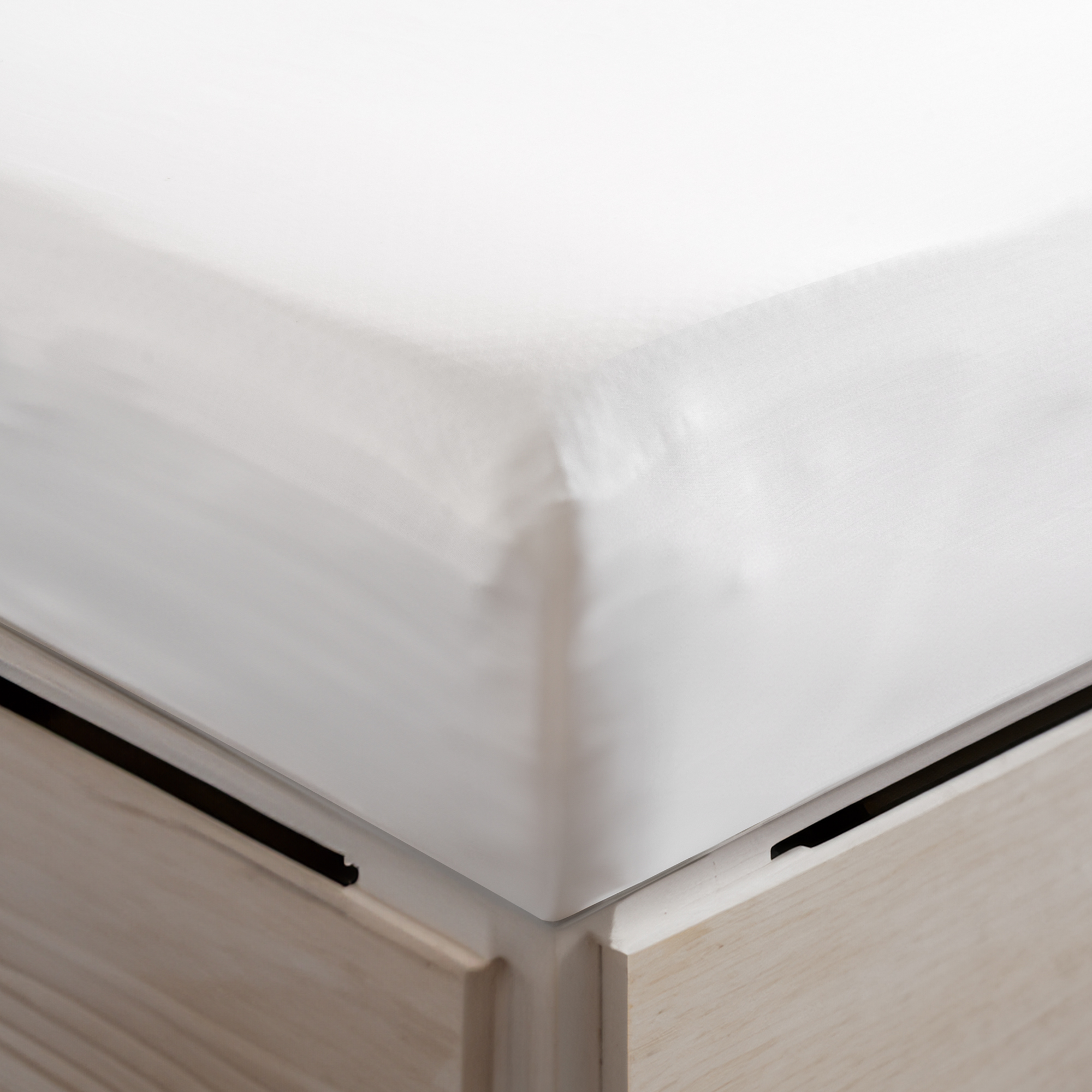 

Cottage white cotton fitted sheet َqueen size
