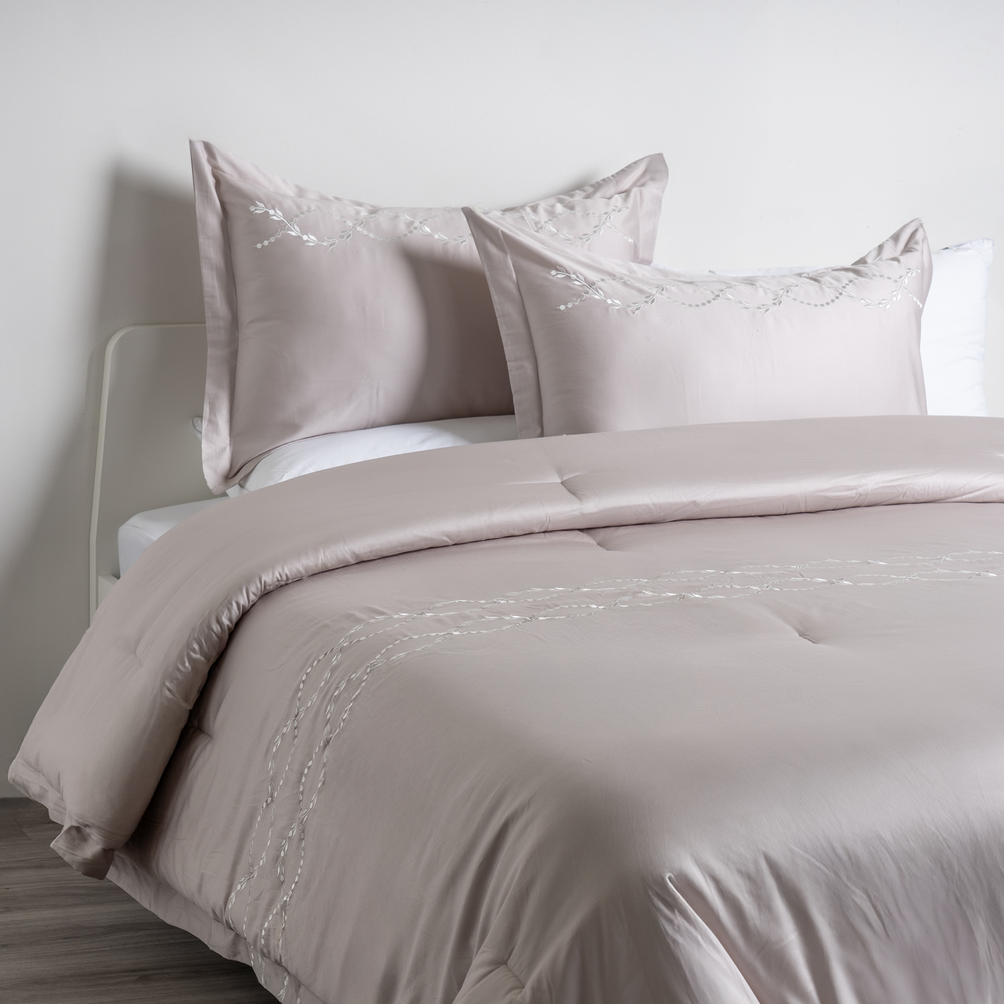 

Boutique blanche embroidered 3pc comforter queen peach 200*240cm, lilac
