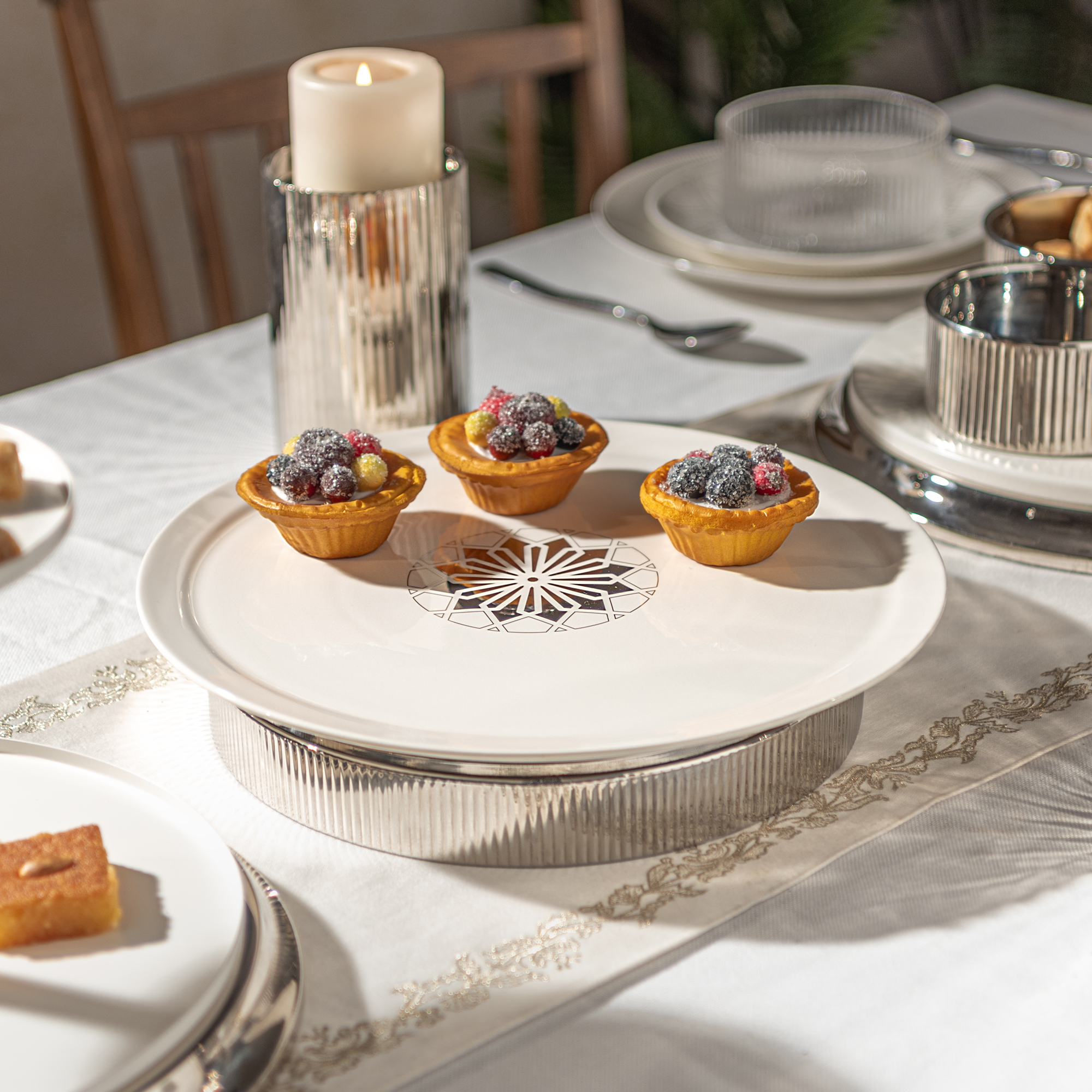 

La Mesa Porcelain And Metal Sana Cake Stand