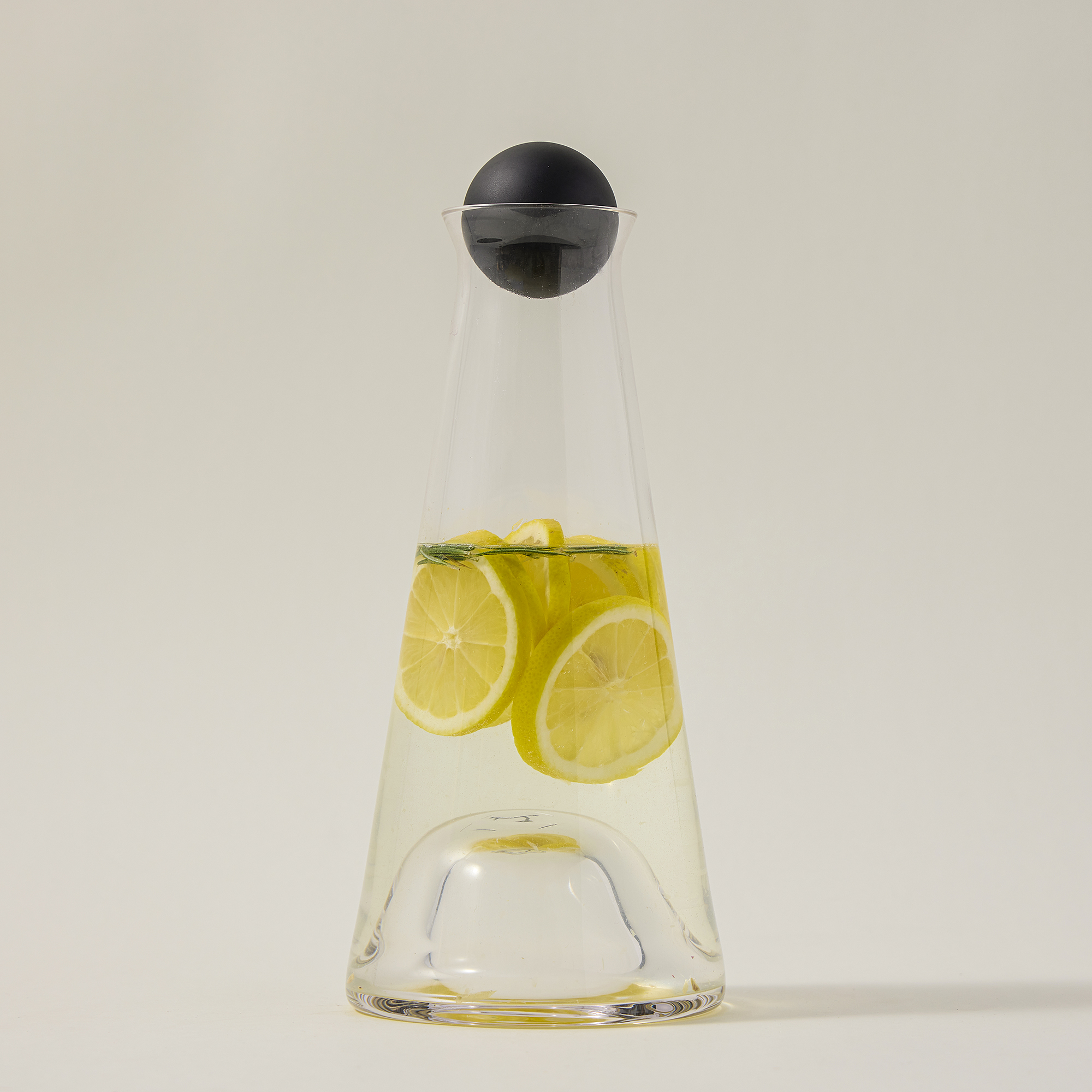 

Abundance Clear Jug With Matt Black Ball Cover