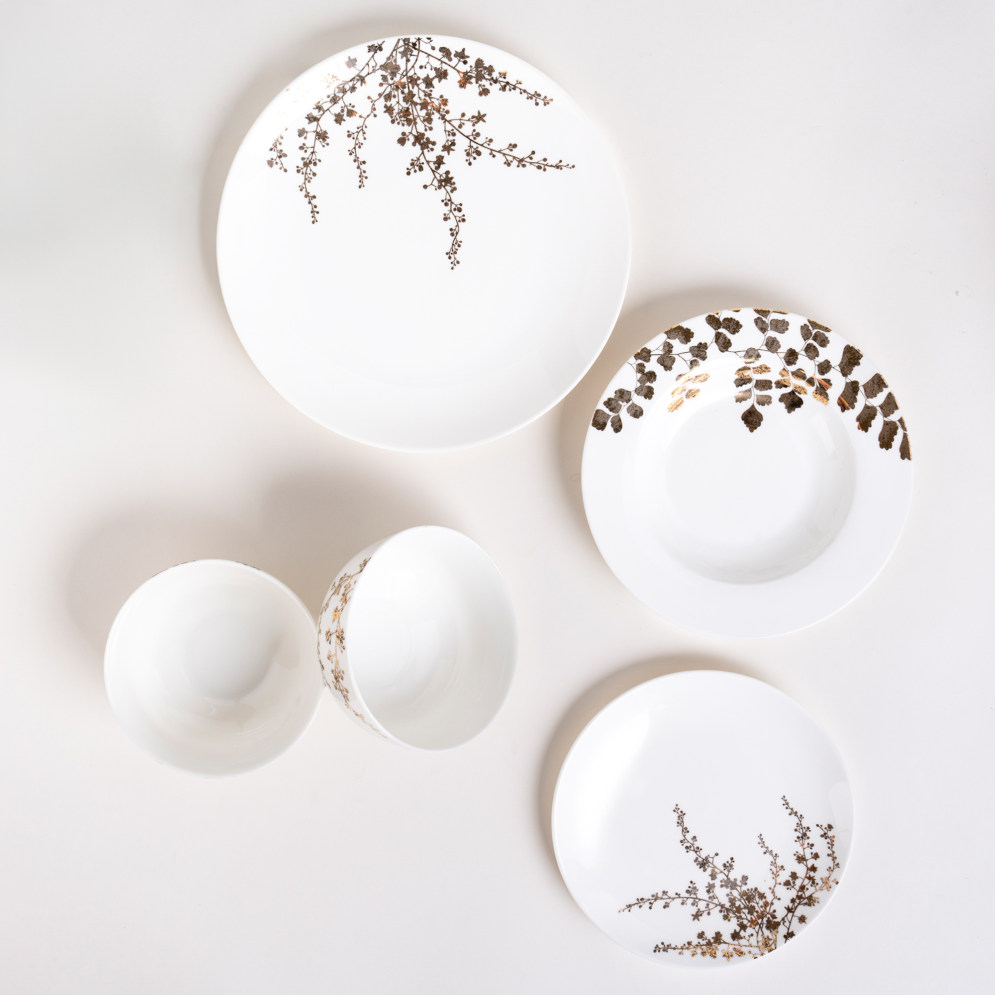 

La Mesa Gold Leaf 16 Pieces Dinner Set