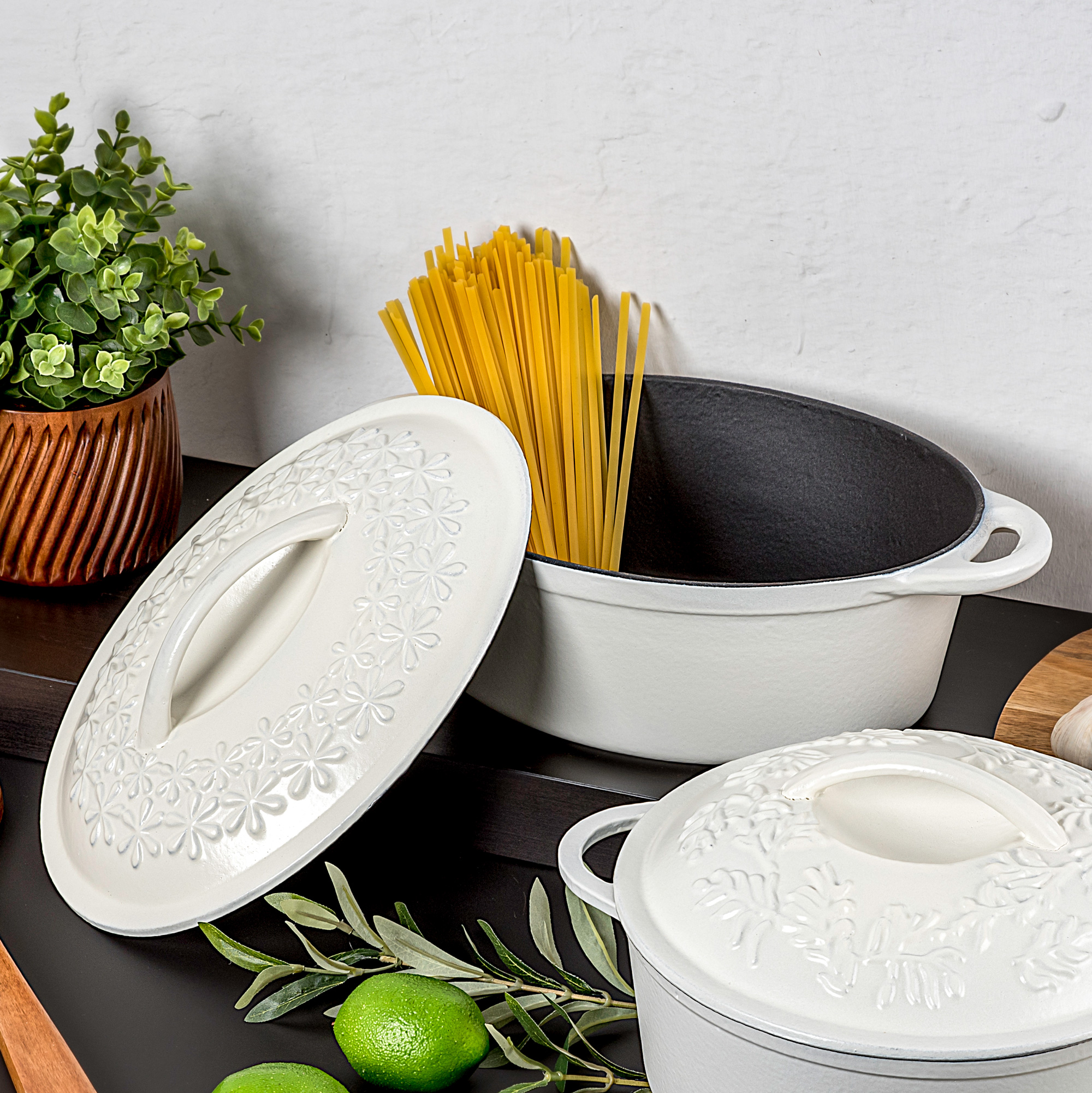 

Alberto cast iron oval white pot 28 cm