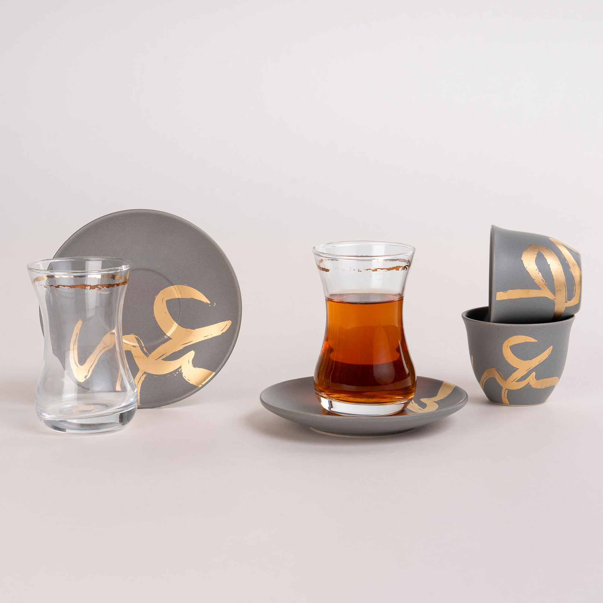 

Tea And Coffee Set Of 18 Pieces Gold Figure