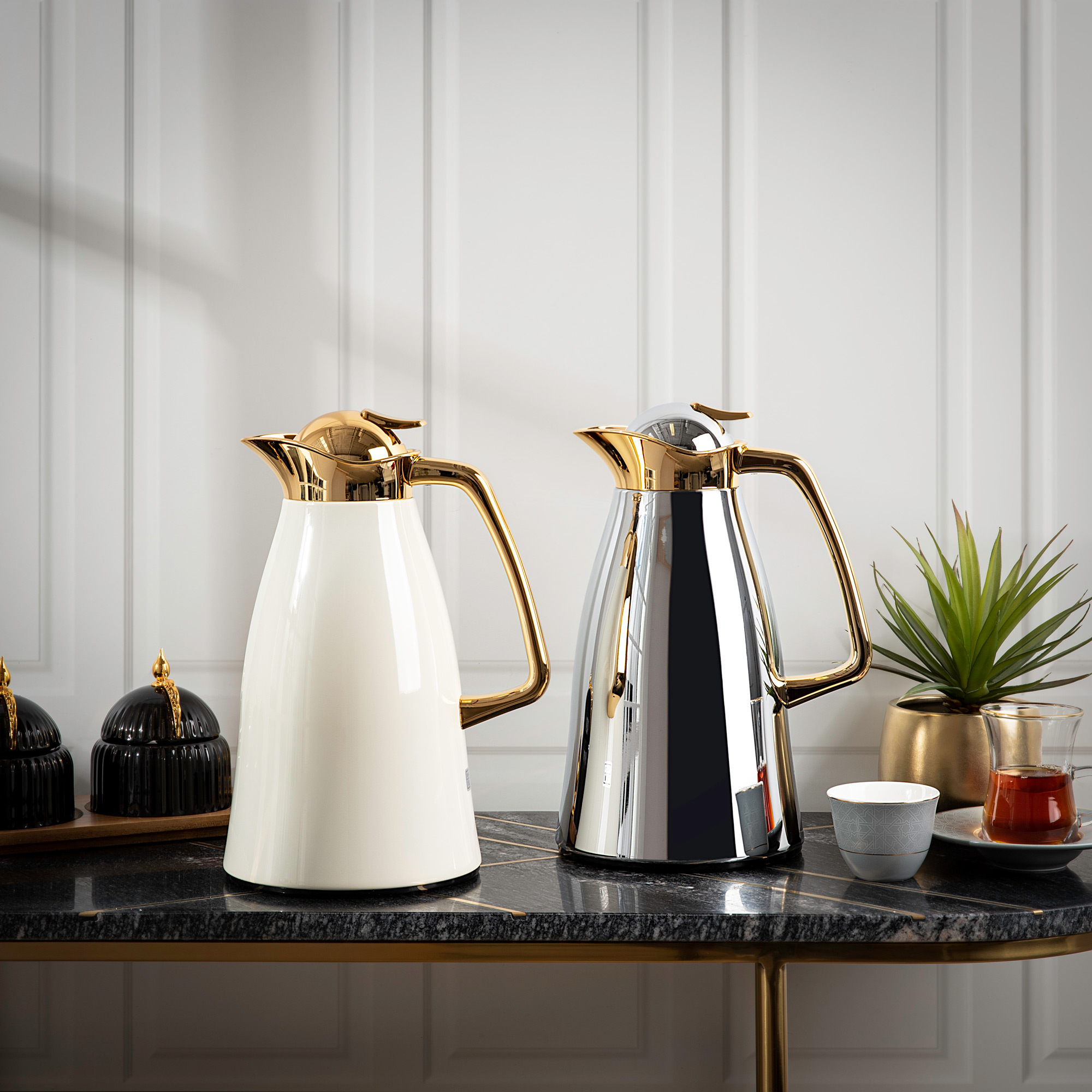 

Dallaty vacuum flask gold chrome 1L