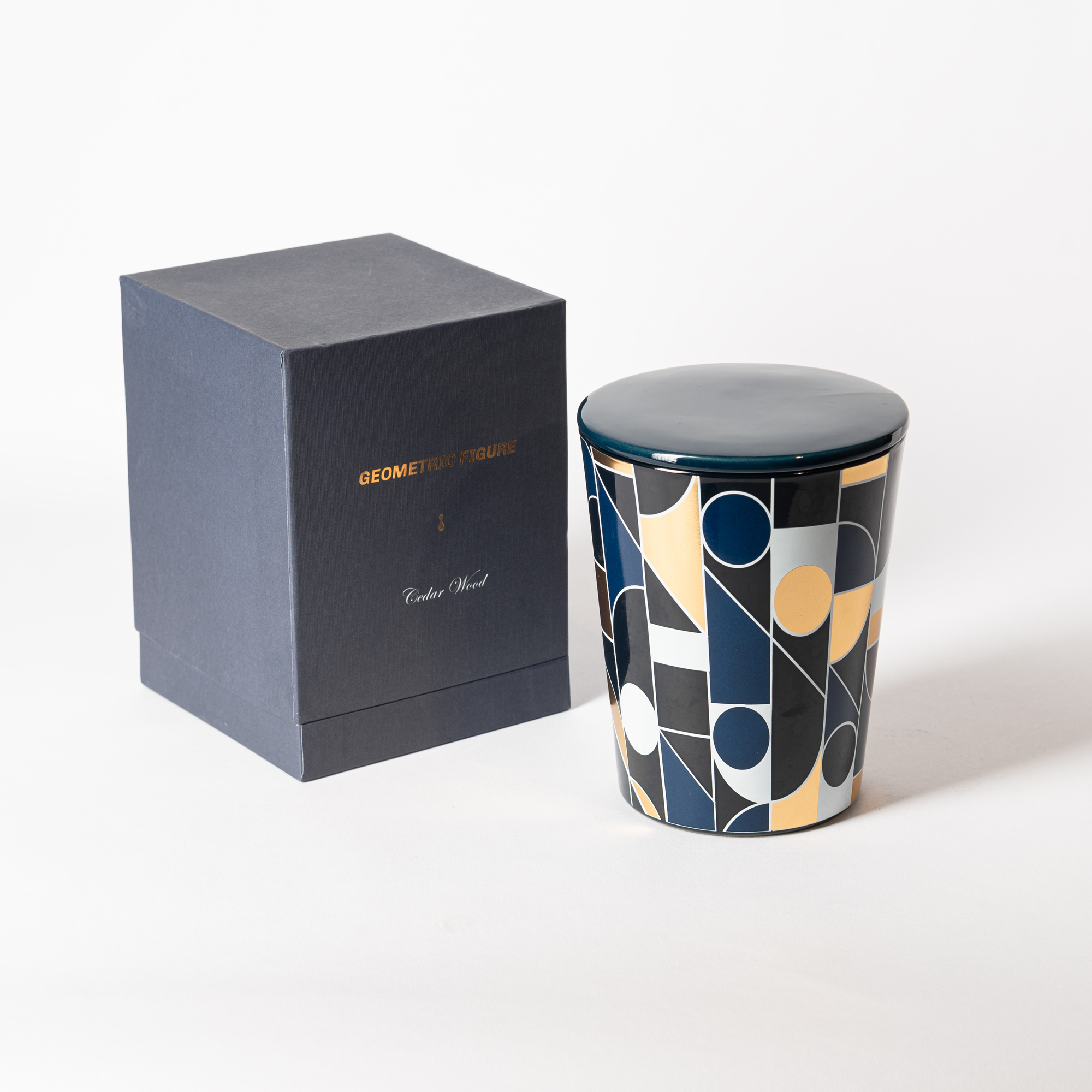 

Cedar wood scented candle in a jar 810g